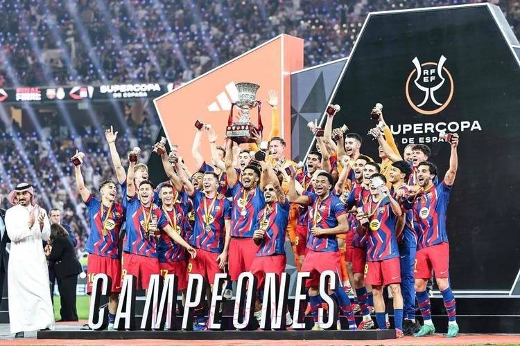 大气!皇马祝贺巴萨夺冠 科曼12个月内两夺国王杯